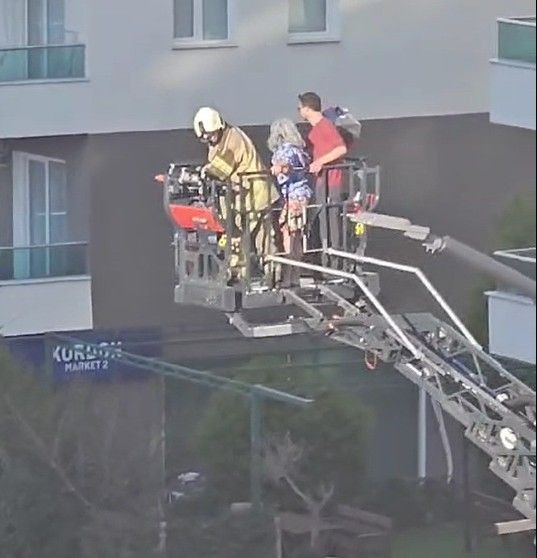 İzmir’de 7 Katlı Binada Yangın! Yoğun Duman Panik Yarattı - Sayfa 3