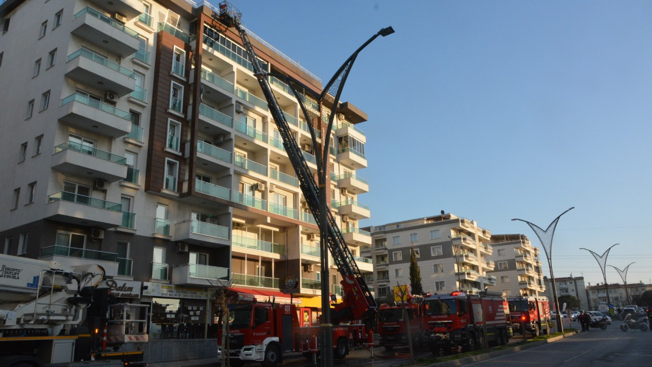 İzmir’de 7 Katlı Binada Yangın! Yoğun Duman Panik Yarattı