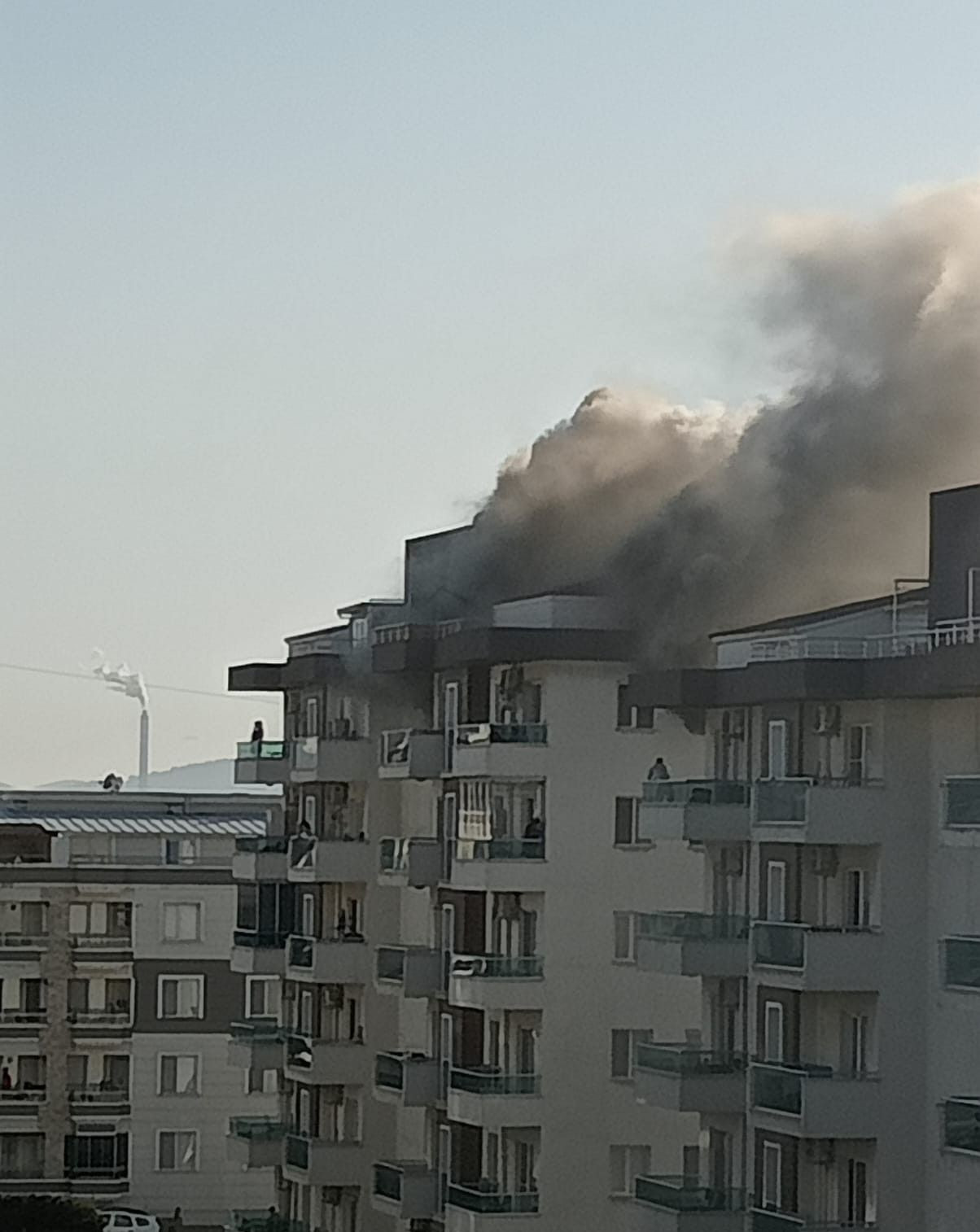 İzmir’de 7 Katlı Binada Yangın! Yoğun Duman Panik Yarattı - Sayfa 2