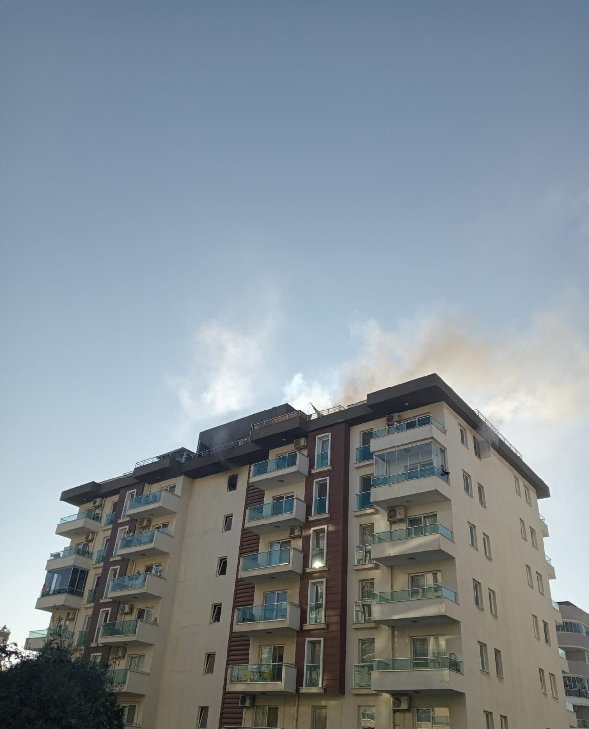 İzmir’de 7 Katlı Binada Yangın! Yoğun Duman Panik Yarattı - Sayfa 1