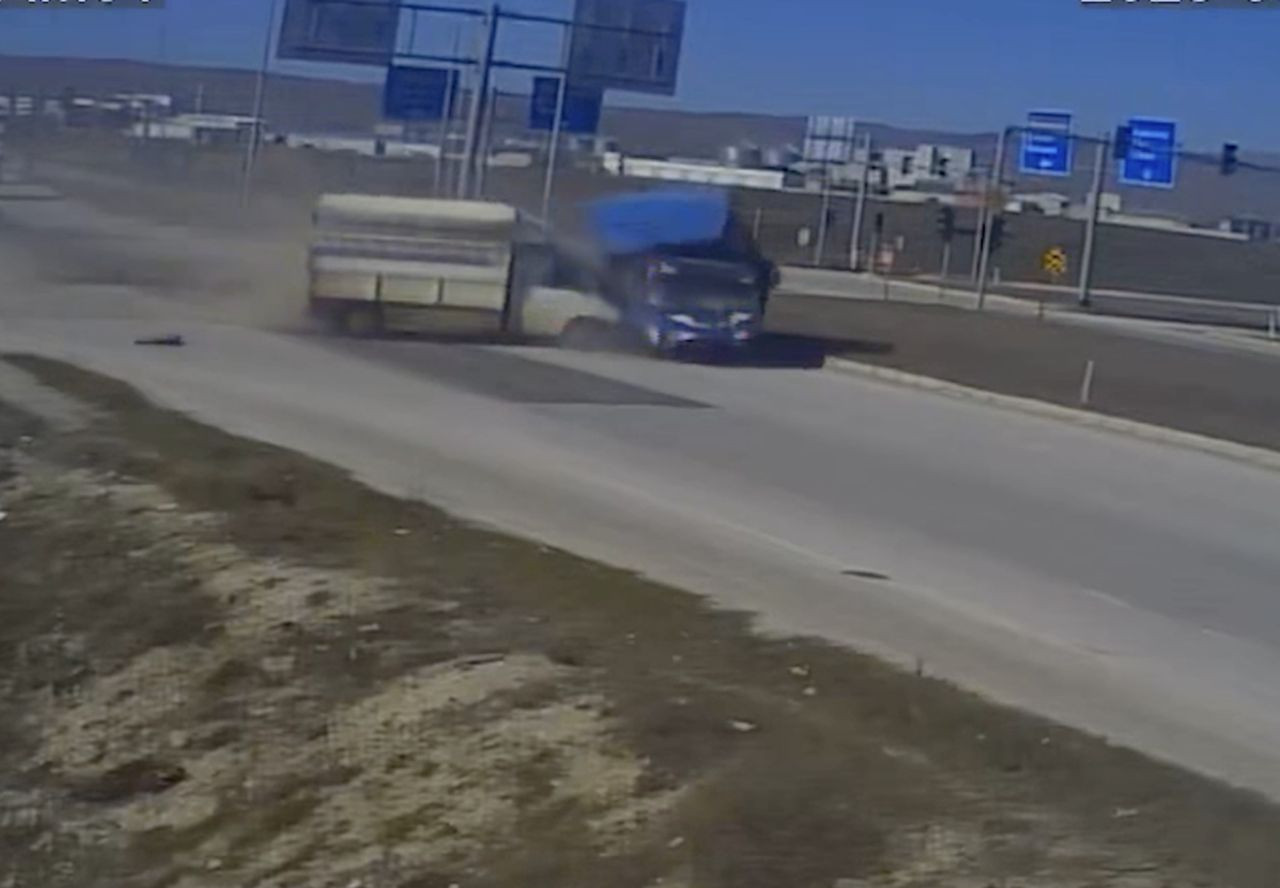 Çorum’da Kavşakta Feci Kaza! 3 Kişi Yaralandı, O Anlar Kamerada - Sayfa 1