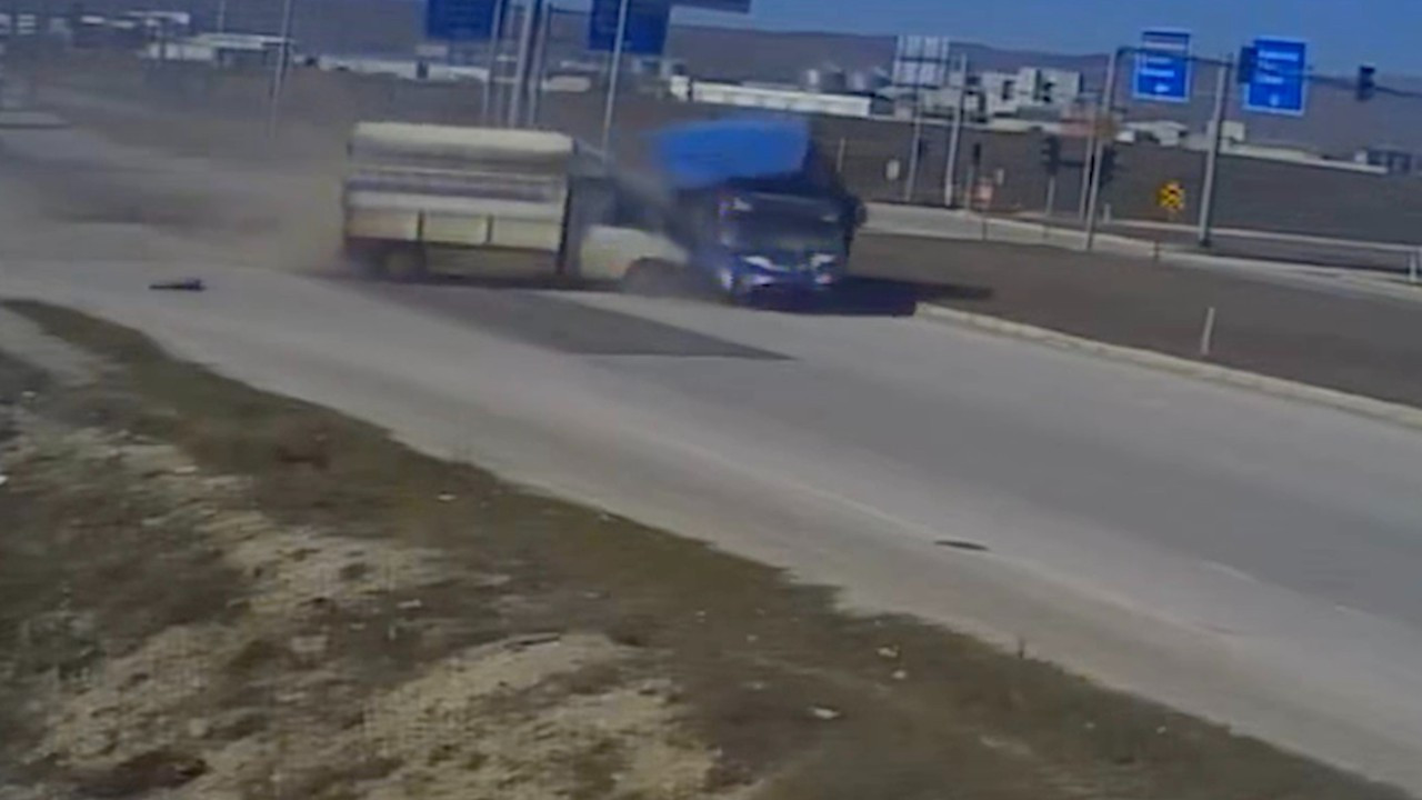 Çorum’da Kavşakta Feci Kaza! 3 Kişi Yaralandı, O Anlar Kamerada