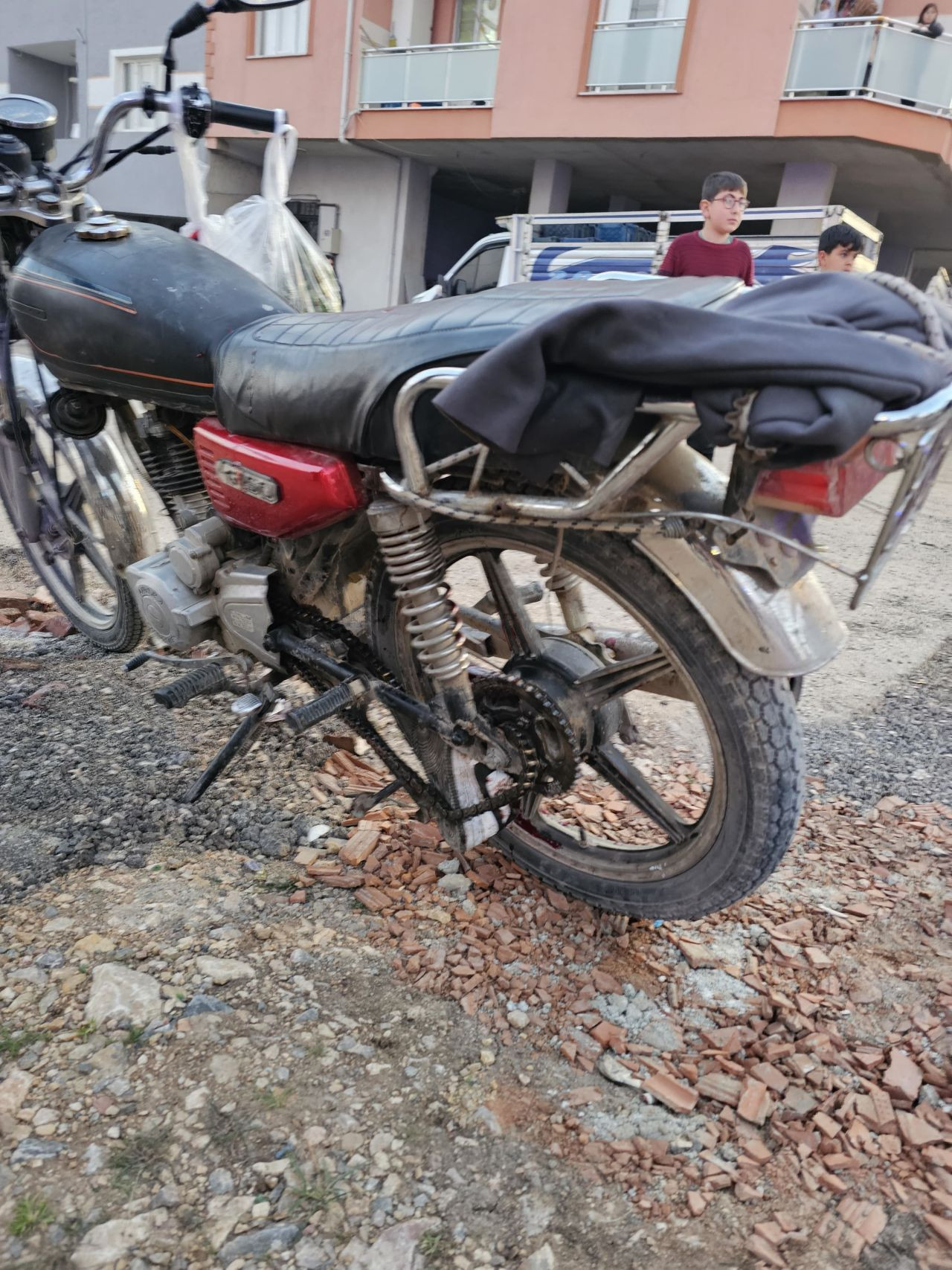 11 Yaşındaki Çocuğun Ayağı Zincire Sıkıştı, Motosiklet Devrildi - Sayfa 1