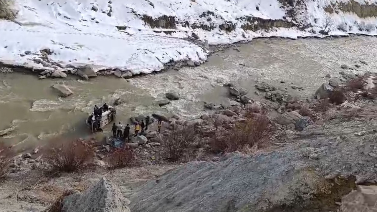 Hakkari’de Feci Kaza! Zap Suyu’na Uçan Sürücünün Cansız Bedenine Ulaşıldı
