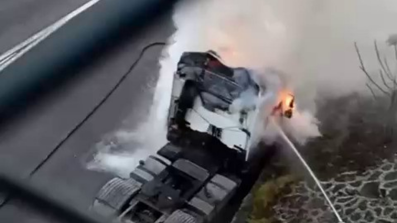 Kocaeli TEM Otoyolu'nda Seyir Halindeki Tırda Korkutan Yangın! İtfaiye Zamanla Yarıştı