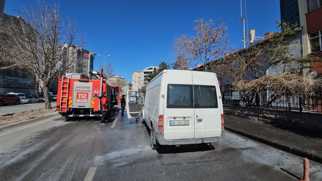 Yanan Kamyoneti O Sırada Yoldan Geçen Su Tankeri Söndürdü - Sayfa 2
