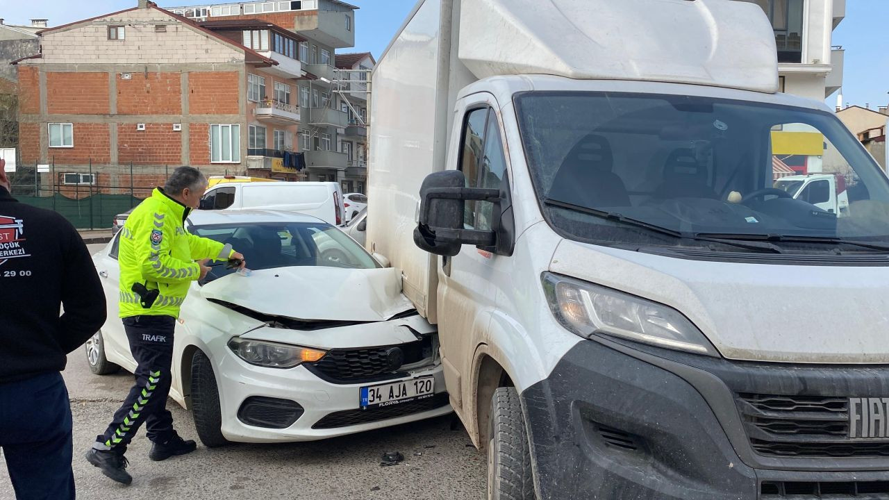 Izmit'te Feci Kaza: Otomobil Kamyonetin Altına Girdi, Sürücü Hastaneye Kaldırıldı! - Sayfa 2