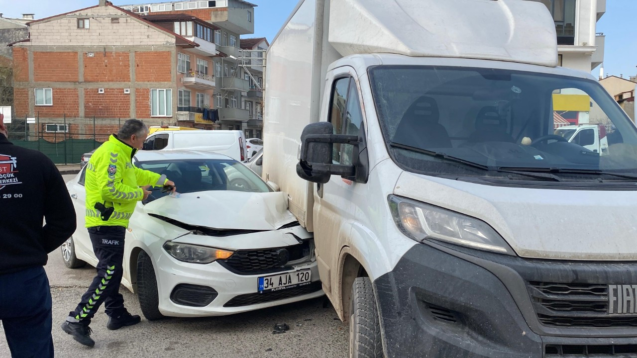 Izmit'te Feci Kaza: Otomobil Kamyonetin Altına Girdi, Sürücü Hastaneye Kaldırıldı!