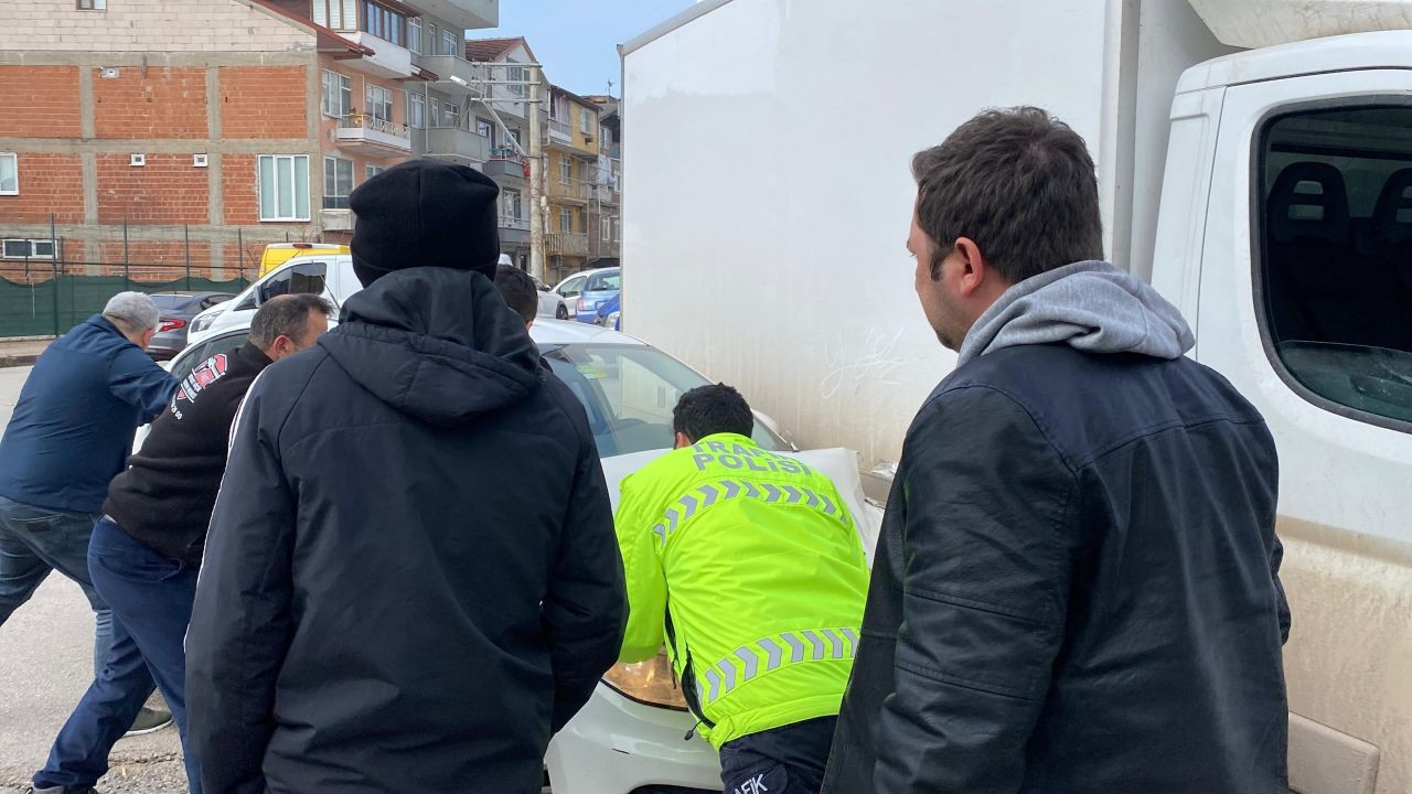 Izmit'te Feci Kaza: Otomobil Kamyonetin Altına Girdi, Sürücü Hastaneye Kaldırıldı! - Sayfa 1