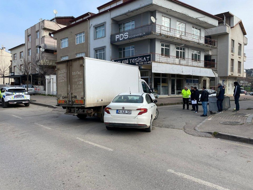 Izmit'te Feci Kaza: Otomobil Kamyonetin Altına Girdi, Sürücü Hastaneye Kaldırıldı! - Sayfa 4