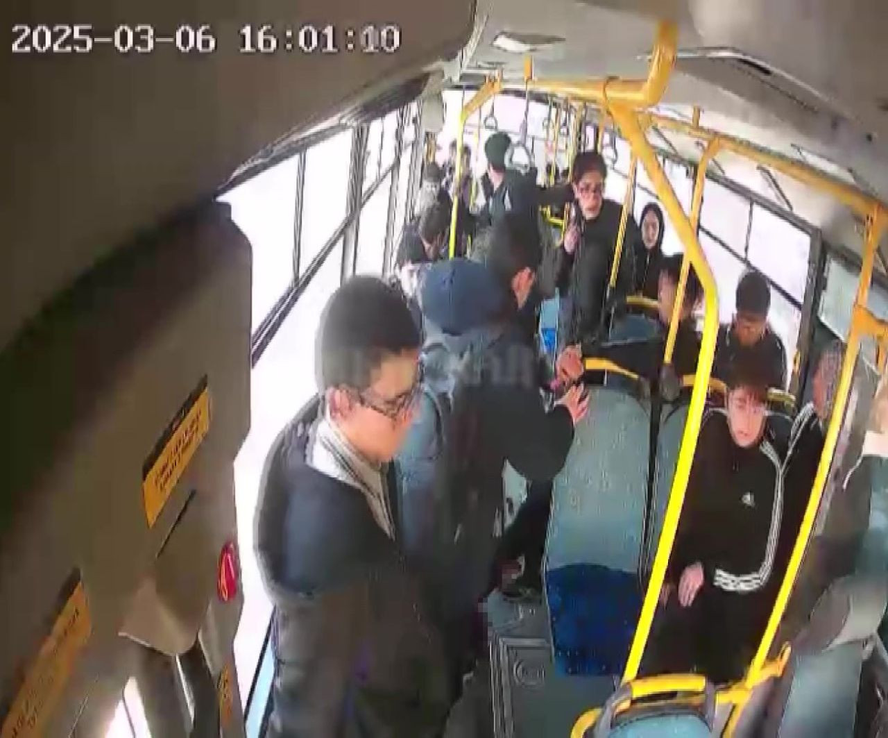 Komşuda Okul Çıkışı Kanlı Kavga: Bıçaklanan Öğrenciyi Hastaneye Yetiştirmeye Çalışan Şoförün Zamanla Yarışı! - Sayfa 1