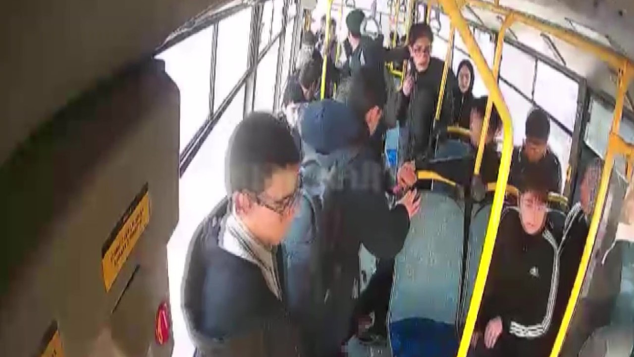 Komşuda Okul Çıkışı Kanlı Kavga: Bıçaklanan Öğrenciyi Hastaneye Yetiştirmeye Çalışan Şoförün Zamanla Yarışı!