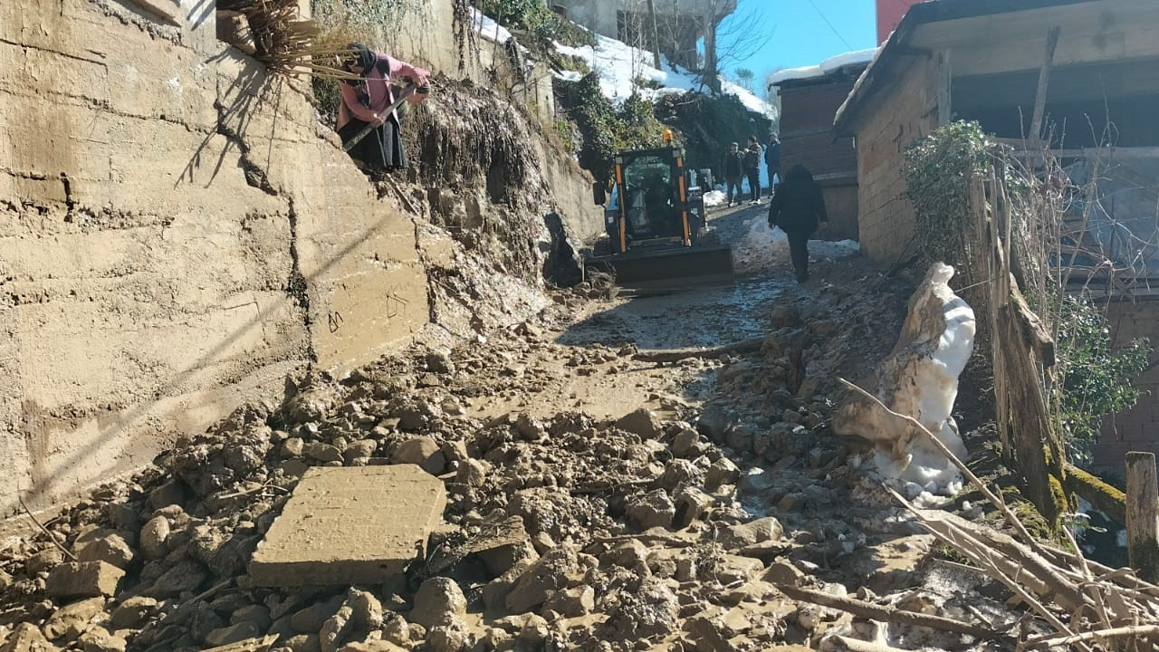 Rize’de Heyelan: 4 Ev Tahliye Edildi