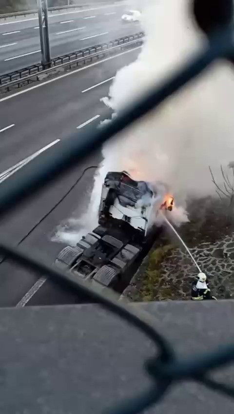 Kocaeli TEM Otoyolu'nda Seyir Halindeki Tırda Korkutan Yangın! İtfaiye Zamanla Yarıştı - Sayfa 3