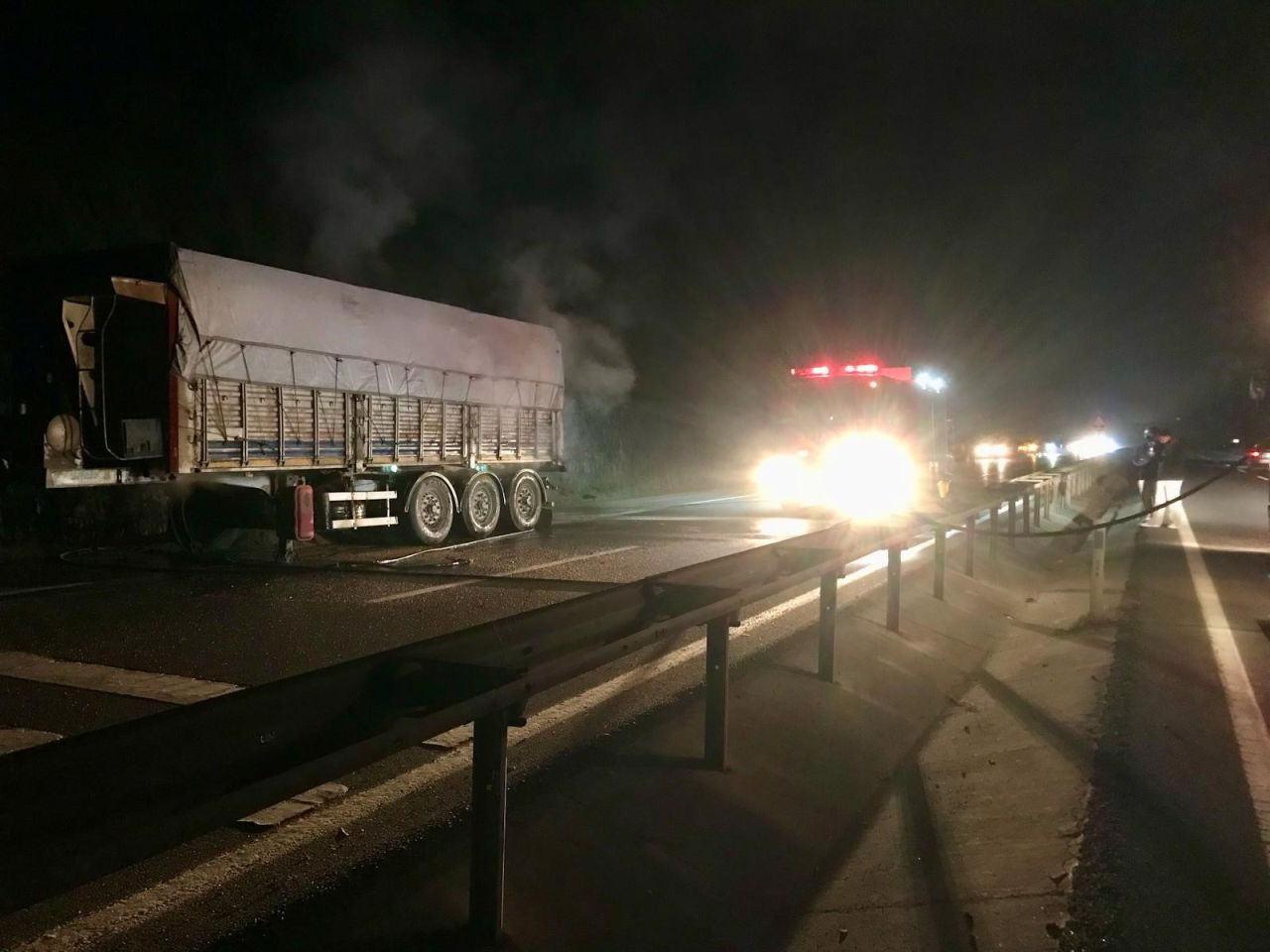 Tırın Lastikleri Alev Alev Yandı! İtfaiye Ekipleri Büyük Facianın Önüne Geçti - Sayfa 3
