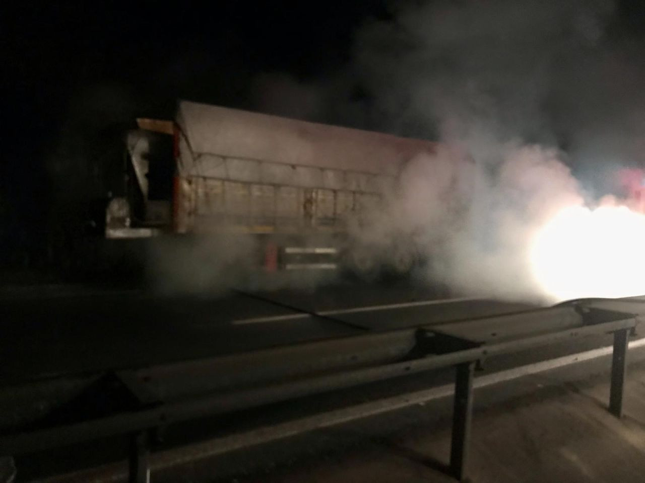 Tırın Lastikleri Alev Alev Yandı! İtfaiye Ekipleri Büyük Facianın Önüne Geçti - Sayfa 2