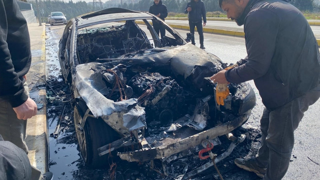 Kocaeli'de Park Halindeki Otomobil Küle Döndü