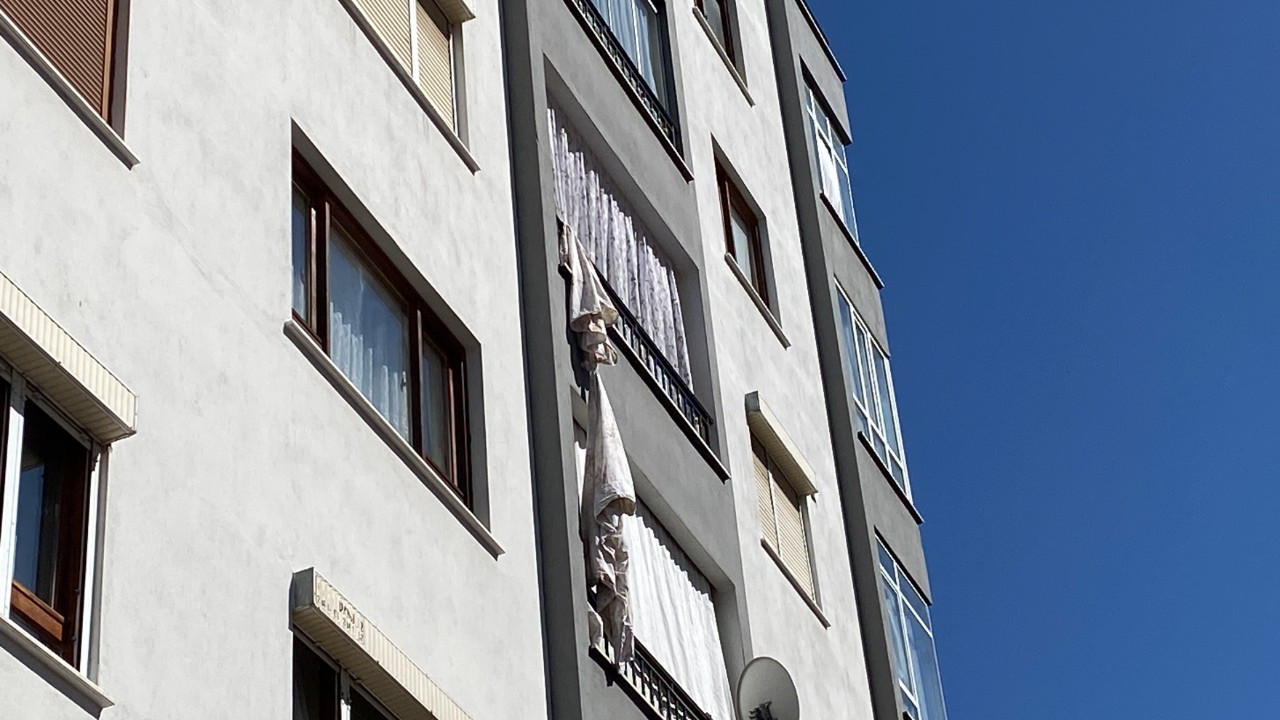 Konya’da Çarşafla Balkondan İnmeye Çalışan Genç Kız 4. Kattan Düştü
