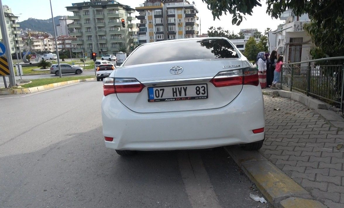 Antalya’da Kavşakta Kaza! Araç Evin Bahçesine Uçtu - Sayfa 4
