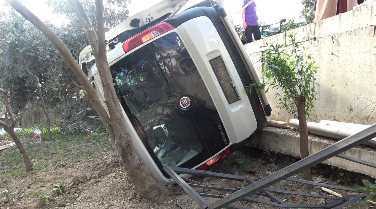 Antalya’da Kavşakta Kaza! Araç Evin Bahçesine Uçtu - Sayfa 2