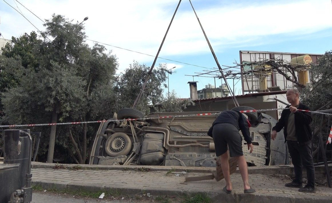 Antalya’da Kavşakta Kaza! Araç Evin Bahçesine Uçtu - Sayfa 1