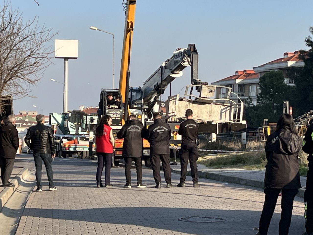 Bahçelievler’de Feci Kaza! Vinç Sepetinden Düşen 4 İşçi Yaralandı - Sayfa 1