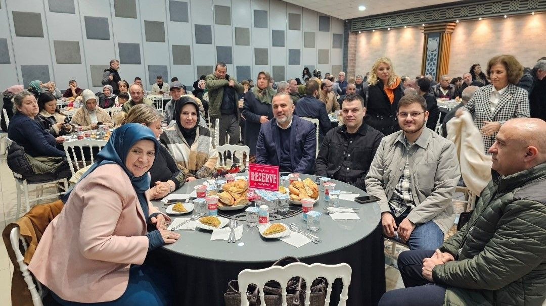 AK Parti Bandırma İlçe Teşkilatı İftarda Bir Araya Geldi - Sayfa 1