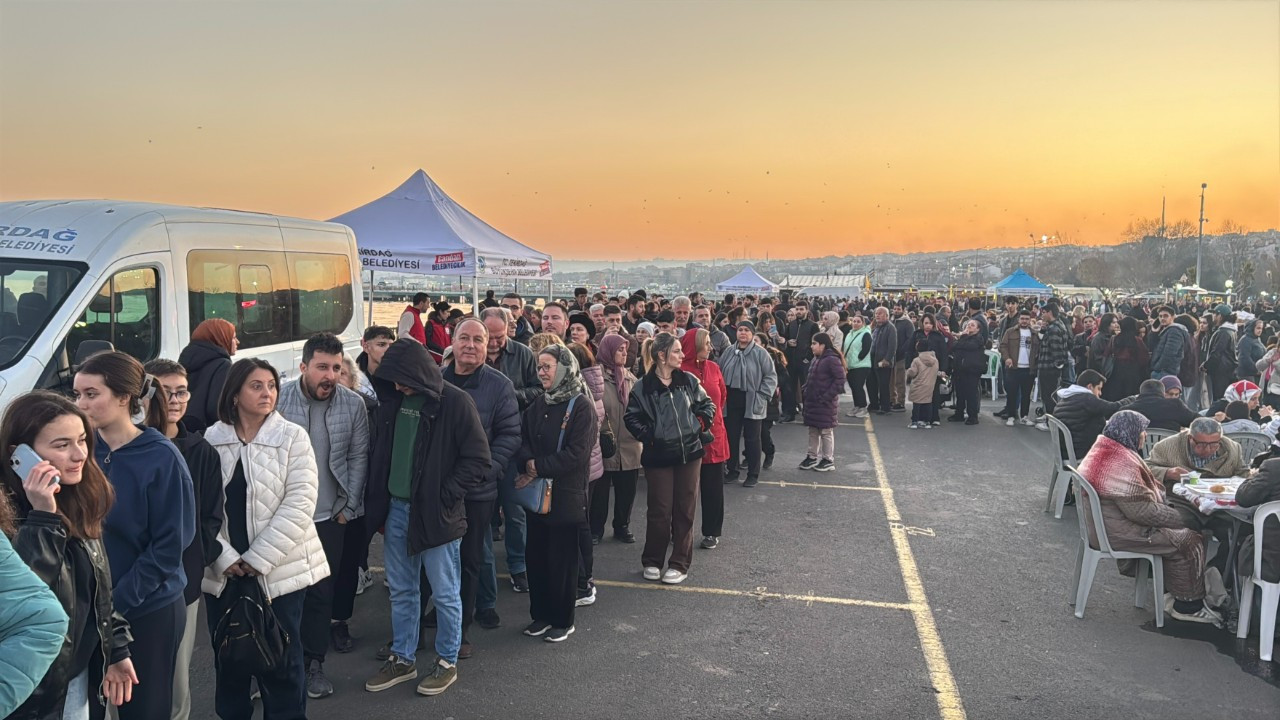 Tekirdağ’da Belediye İftarında Self Servis Krizi! Vatandaşlar Tepki Gösterdi