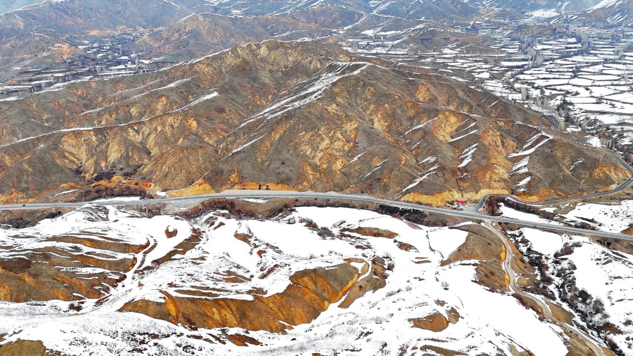 Bitlis'te Dağların Bir Yanı Kar, Bir Yanı Bahar