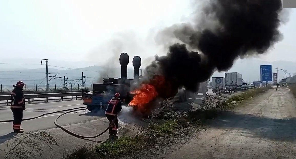 Pamukova'da Tır Alevlere Teslim Oldu! Patlayan Lastik Yangına Sebep Oldu! - Sayfa 3