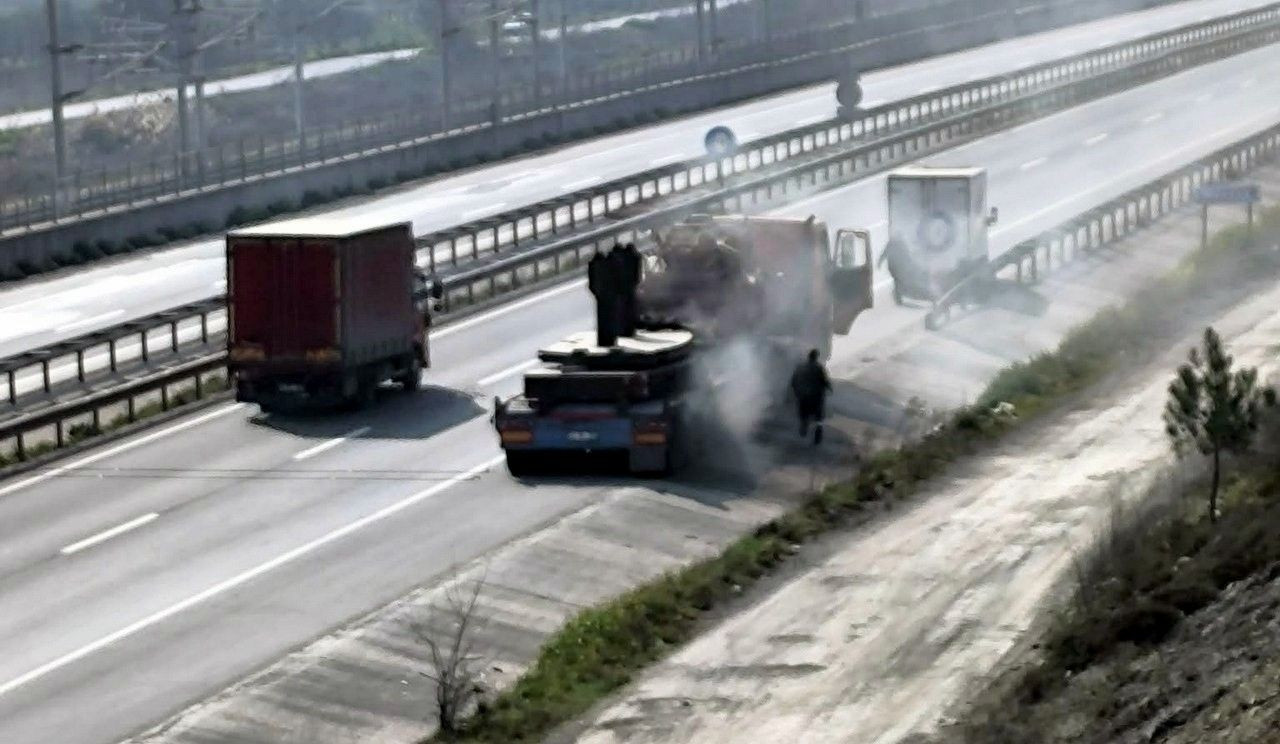 Pamukova'da Tır Alevlere Teslim Oldu! Patlayan Lastik Yangına Sebep Oldu! - Sayfa 2