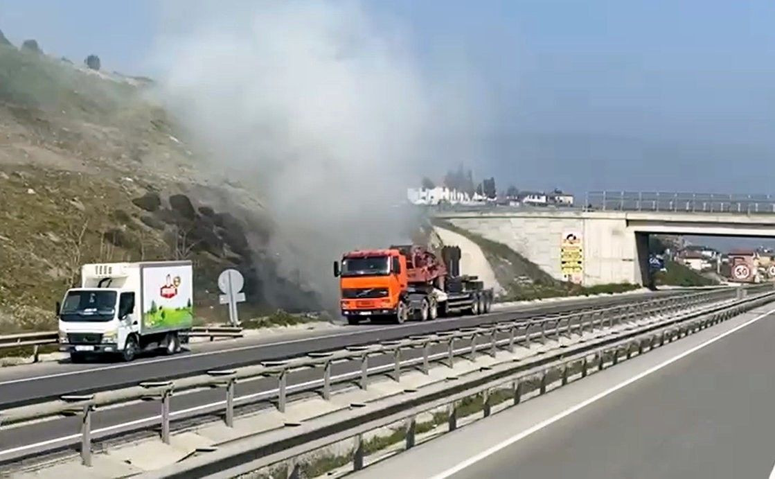 Pamukova'da Tır Alevlere Teslim Oldu! Patlayan Lastik Yangına Sebep Oldu! - Sayfa 1