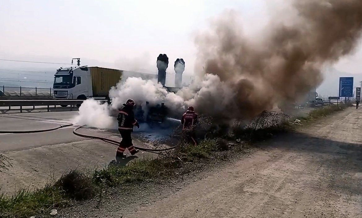 Pamukova'da Tır Alevlere Teslim Oldu! Patlayan Lastik Yangına Sebep Oldu! - Sayfa 4