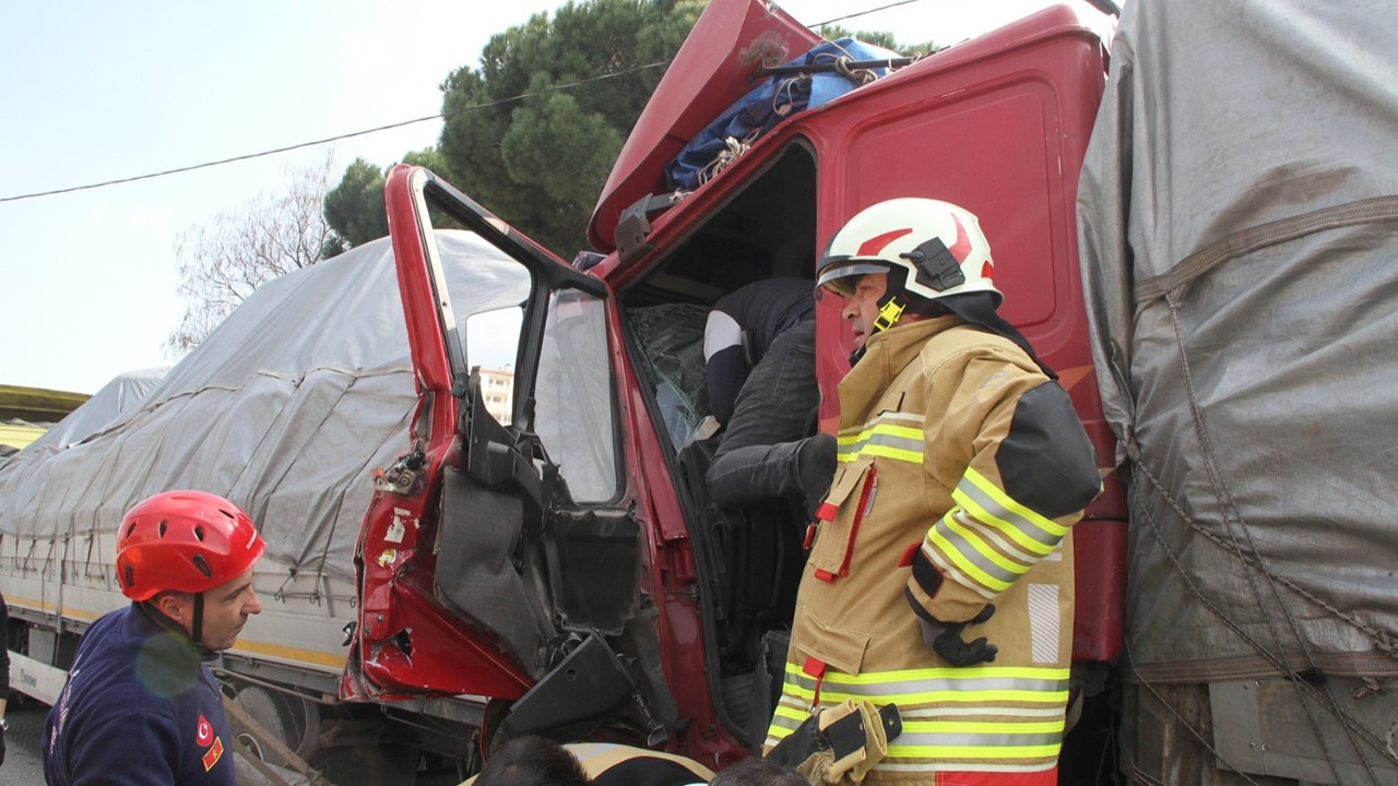 Manisa’da Tır Kazası! Trafik Durdu, 1 Sürücü Yaralandı