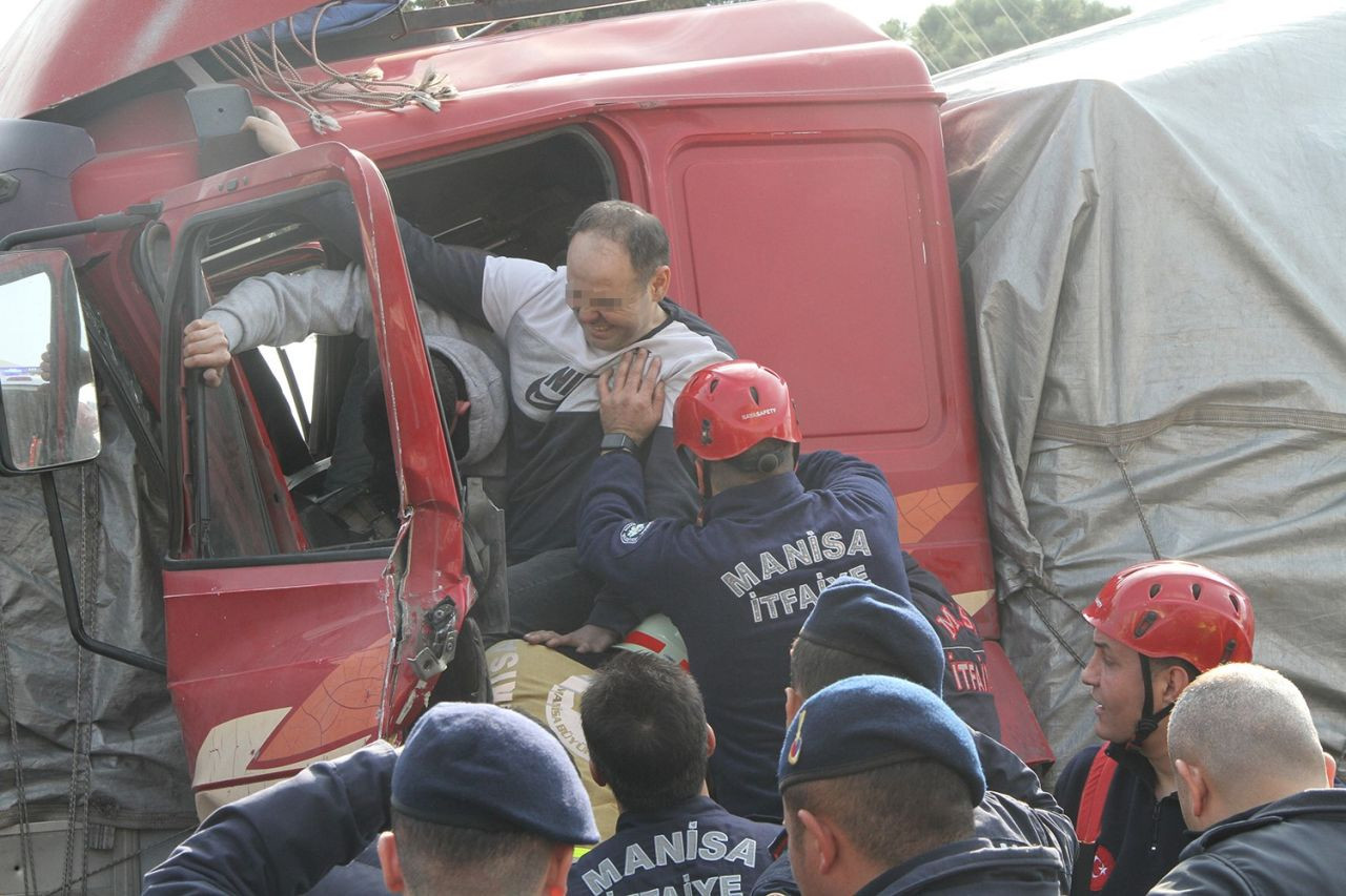 Manisa’da Tır Kazası! Trafik Durdu, 1 Sürücü Yaralandı - Sayfa 3