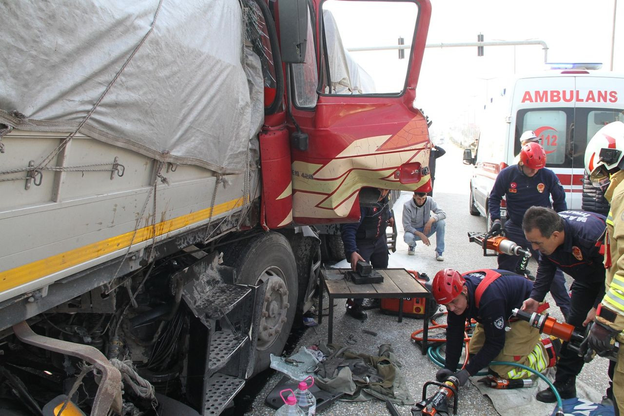 Manisa’da Tır Kazası! Trafik Durdu, 1 Sürücü Yaralandı - Sayfa 4