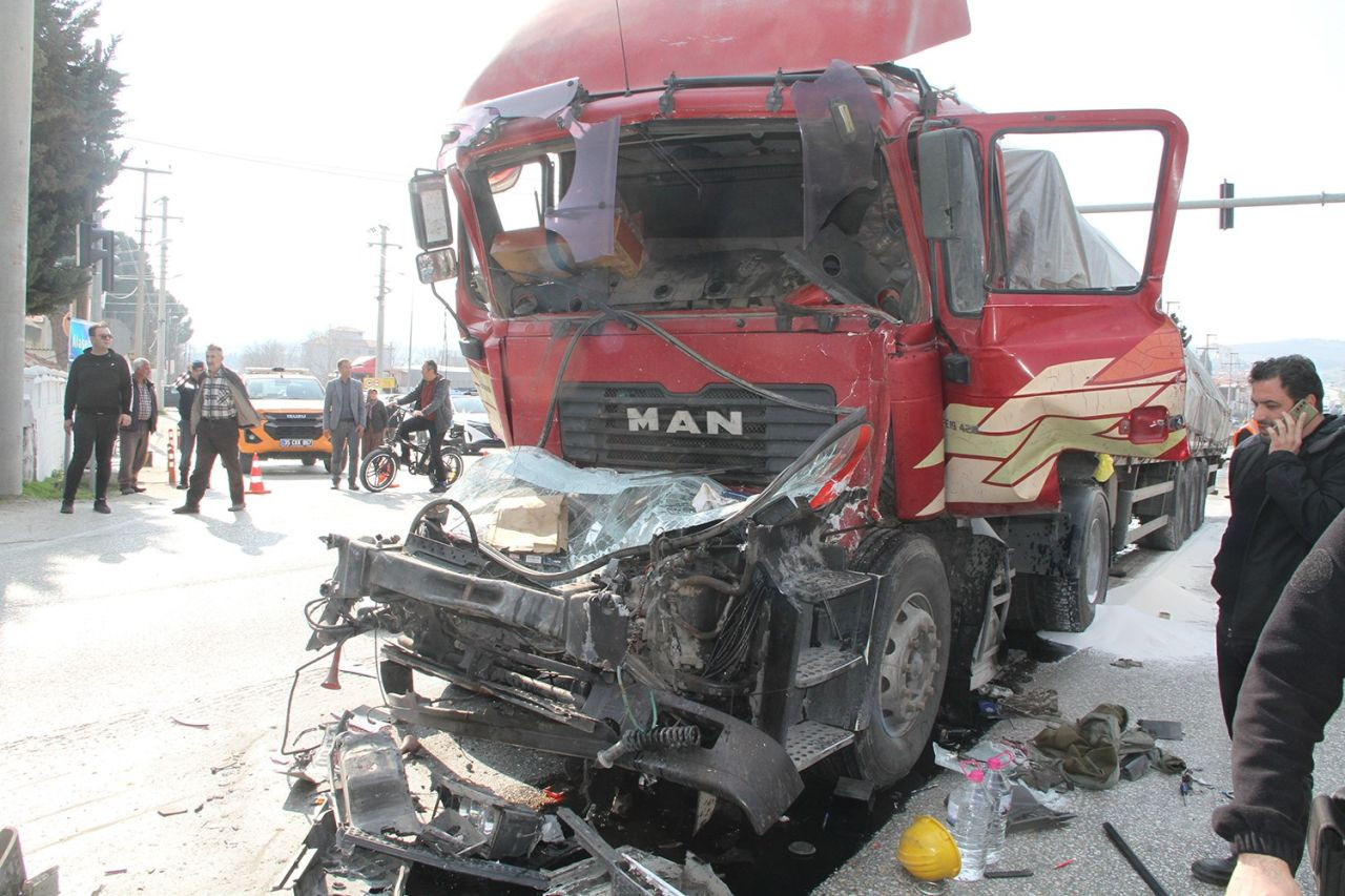 Manisa’da Tır Kazası! Trafik Durdu, 1 Sürücü Yaralandı - Sayfa 1