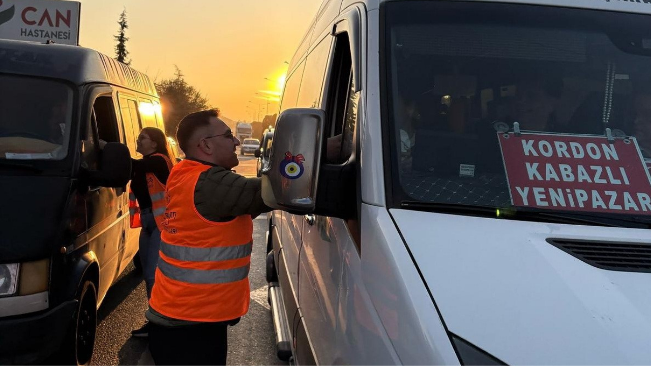 Manisa’da AK Partili Gençlerden İftara Yetişemeyen Vatandaşlara İkram