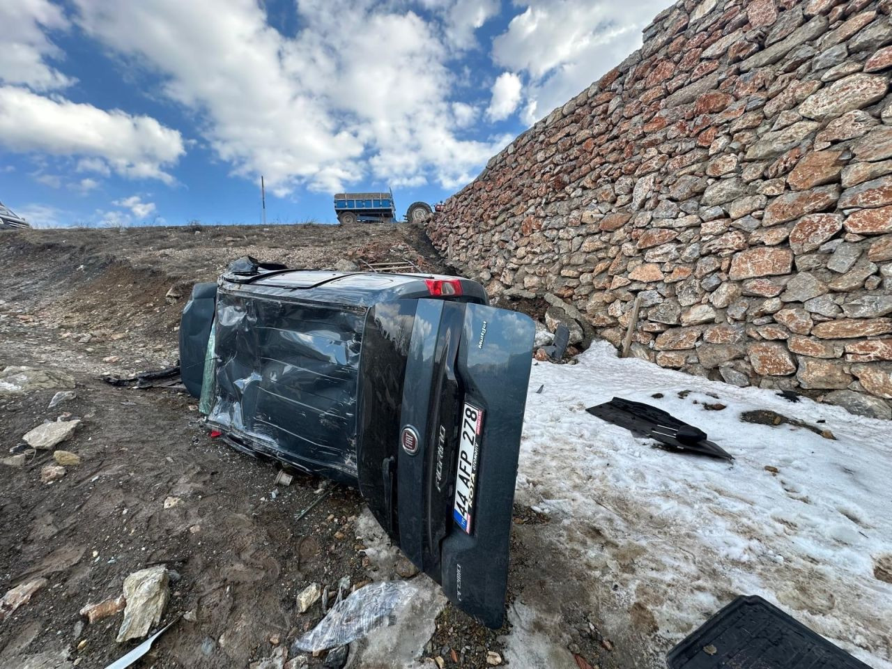 Malatya-Adıyaman Yolunda Kaza! Kontrolden Çıkan Araç Menfeze Devrildi - Sayfa 5