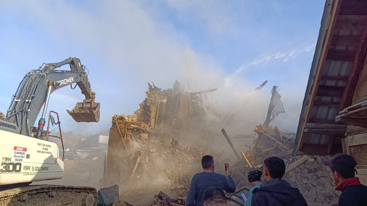 Uşak’ta Korkutan Yangın! Alevler 3 Evi Küle Çevirdi - Sayfa 4