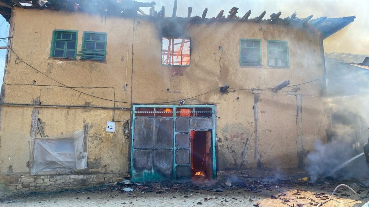 Uşak’ta Korkutan Yangın! Alevler 3 Evi Küle Çevirdi - Sayfa 3