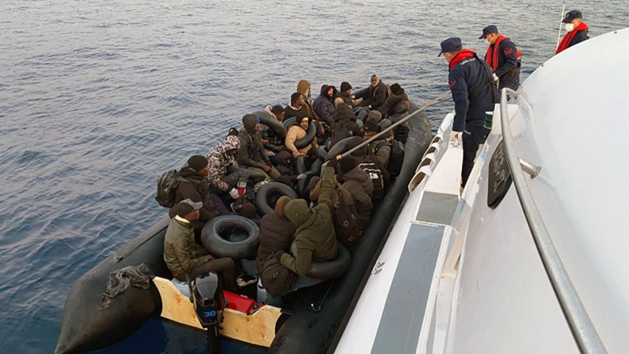 Fethiye Açıklarında Lastik Bottaki 34 Düzensiz Göçmen Yakalandı