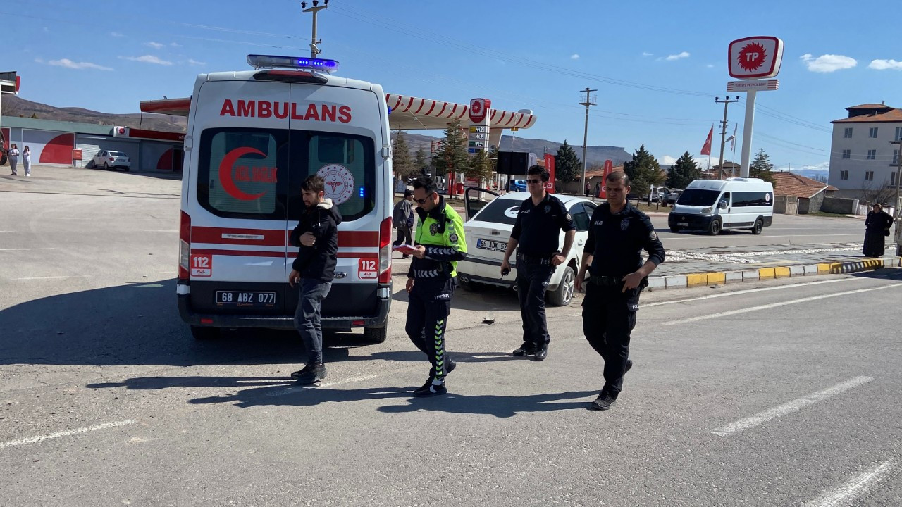 Aksaray’da Korkutan Kaza! Otomobil Refüje Çıktı, Sürücü Yaralandı
