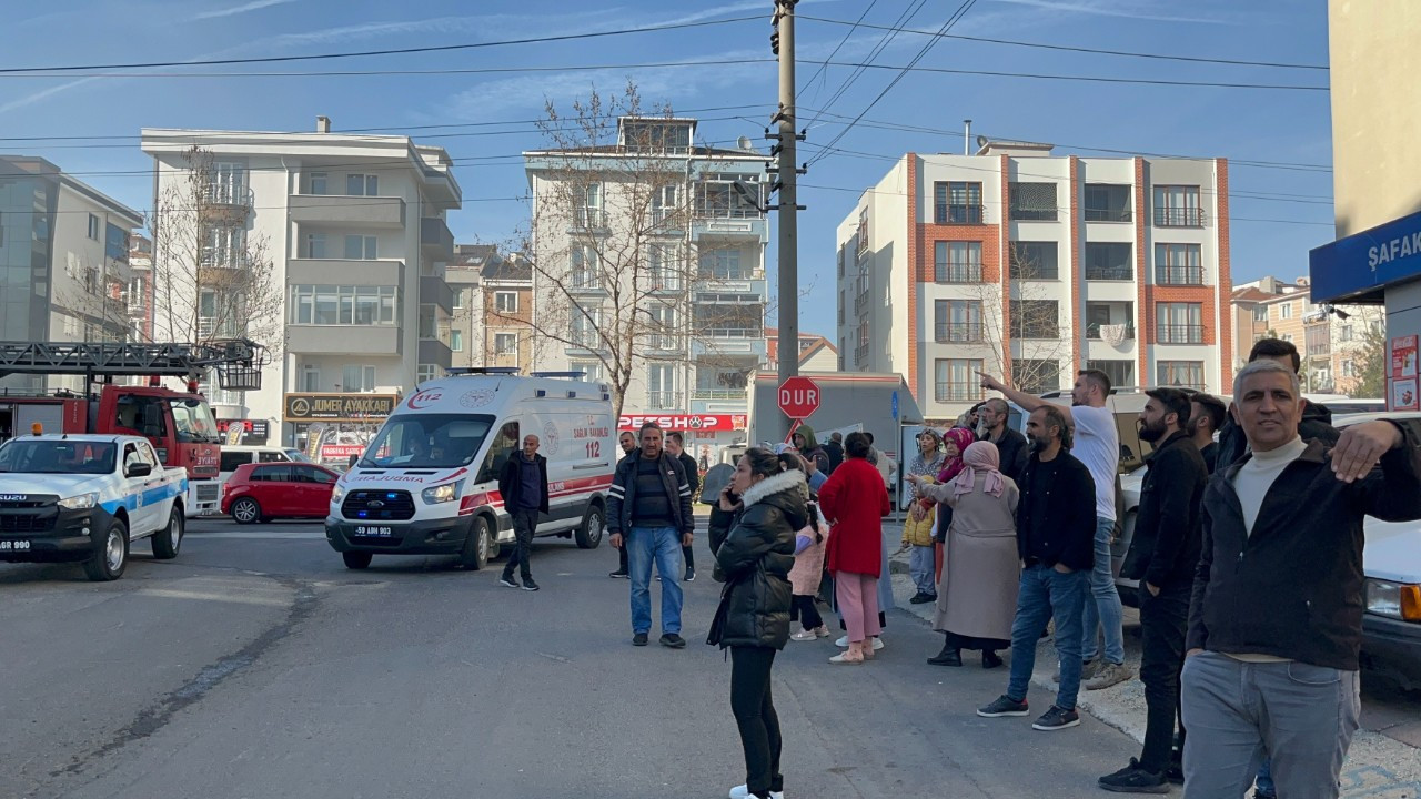 Çorlu'da Apartmanda Korkutan Yangın! Alevler Daireyi Sardı