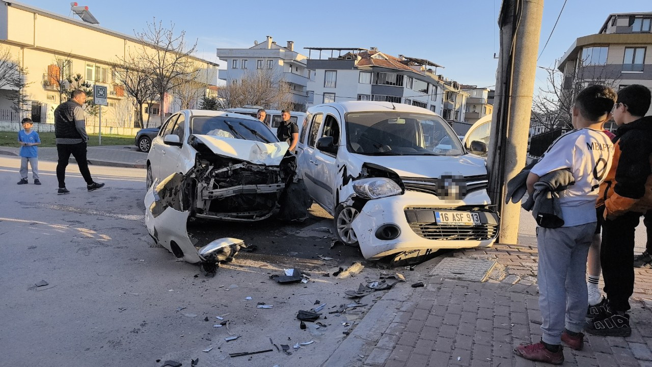 Bursa’da Trafik Kazası! İki Araç Çarpıştı, 1 Kişi Yaralandı