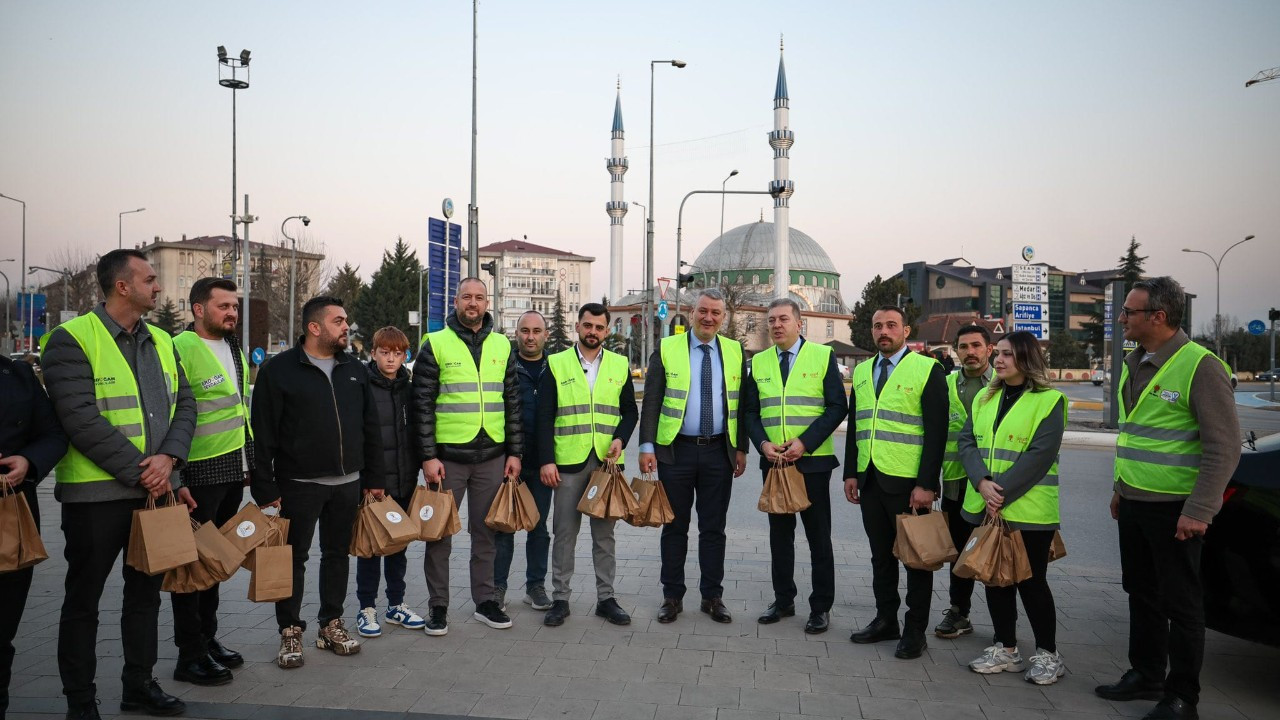 Serdivan Belediyesi'nden Anlamlı Ramazan Etkinliği: "İftara 5 Kala" İkramı