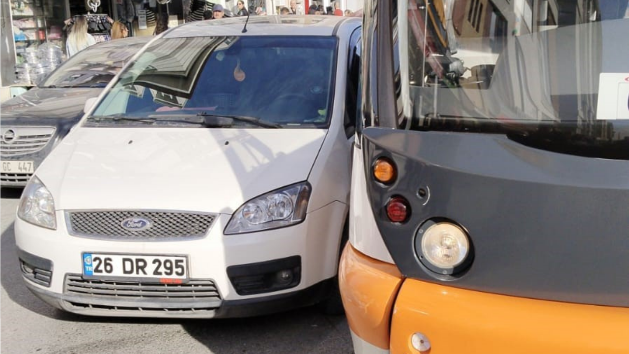 Eskişehir’de Tramvaya Otomobil Çarptı! Seferlerde Aksama Yaşandı