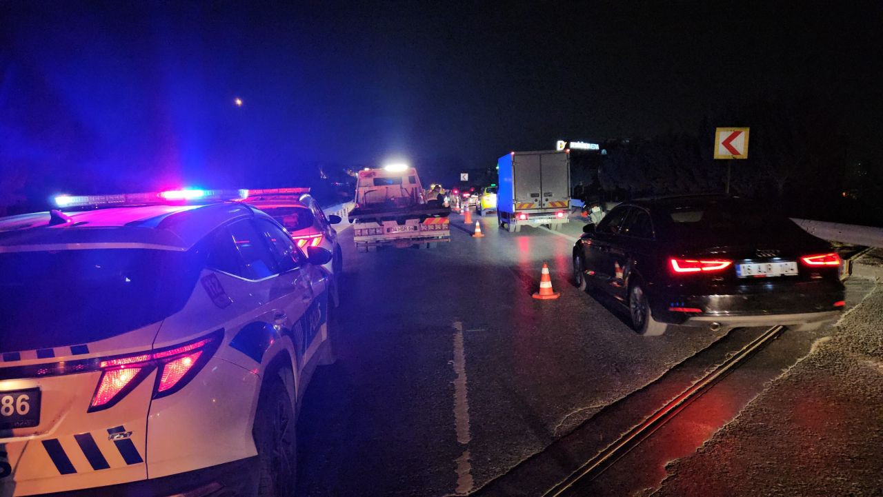 TEM'de İlginç Kaza: Yolun Ortasında Yatan Kişiye Çarpıp Metrelerce Sürükledi - Sayfa 4