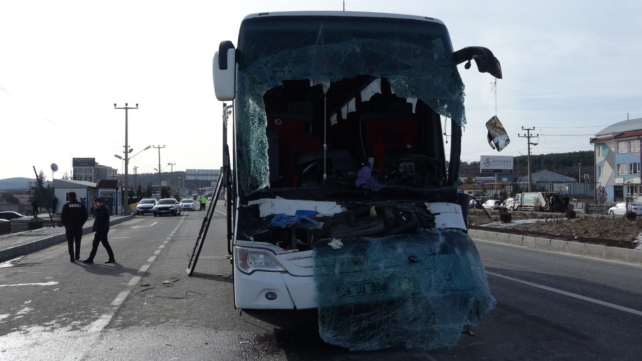 Kütahya'da Yolcu Otobüsü Tıra Çarptı: 12 Yaralı