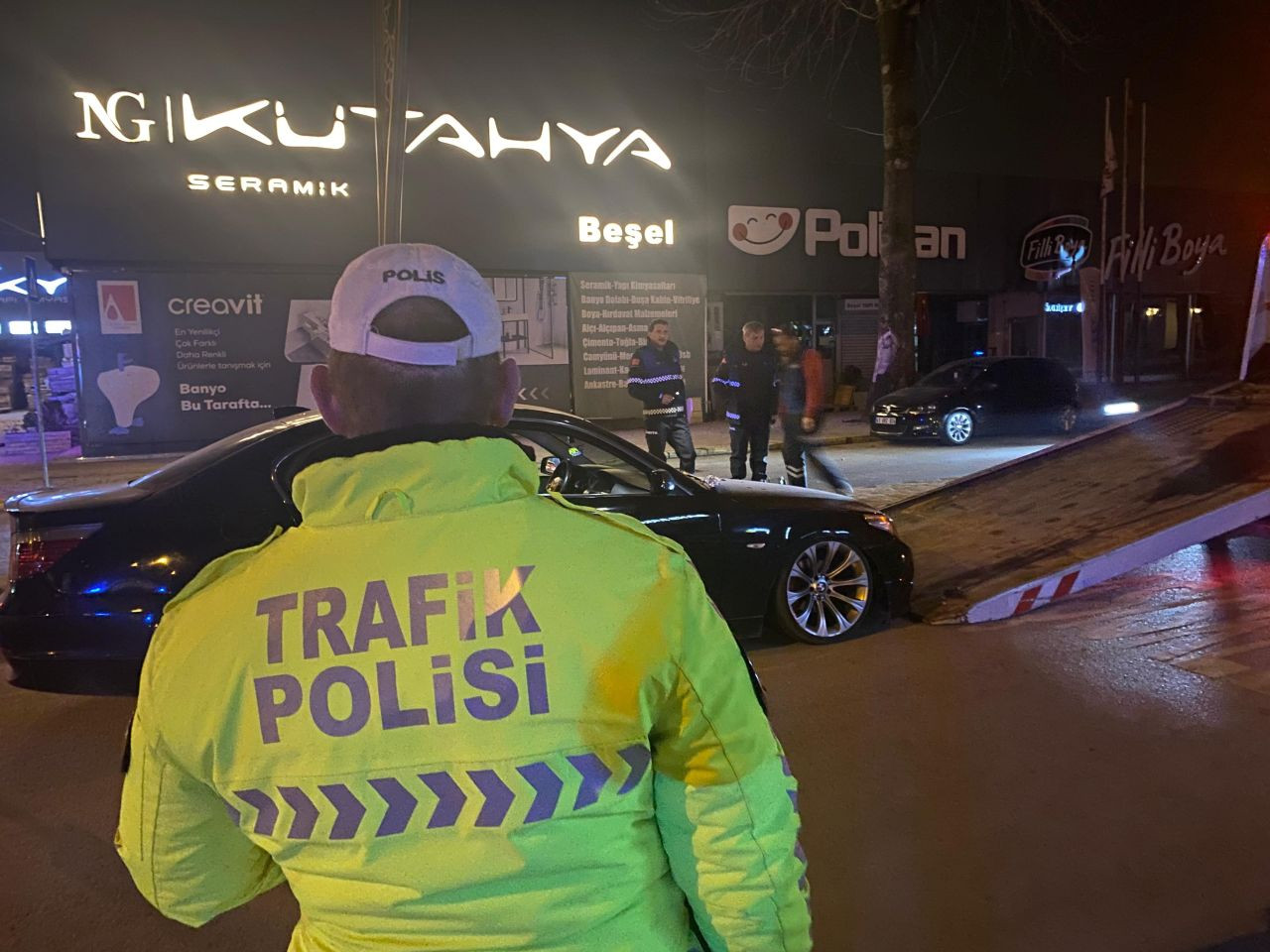 Kocaeli'de Aydınlatma Direğine Çarpan Otomobilin Tekerleği Koptu: 3 Yaralı - Sayfa 2